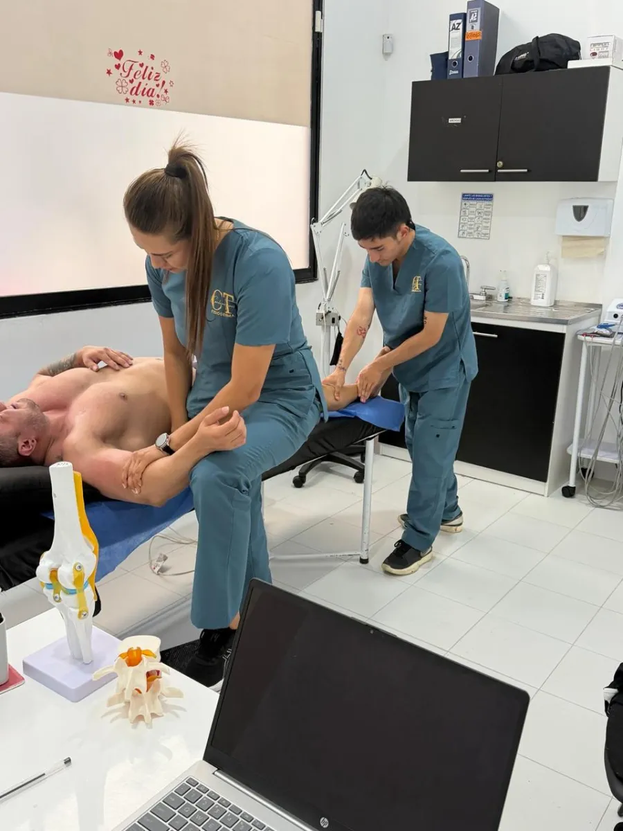 Equipo de fisioterapia trabajando