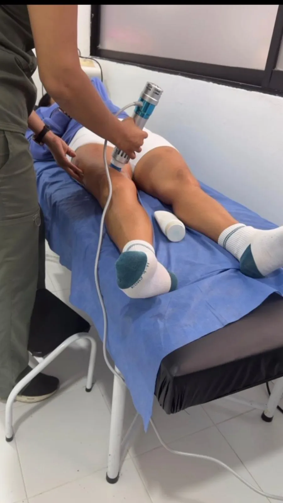 Paciente en sesión de acupuntura